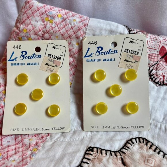 Vintage Le Bouton yellow shank buttons on their original cards. Set of two. - Picture 3 of 6
